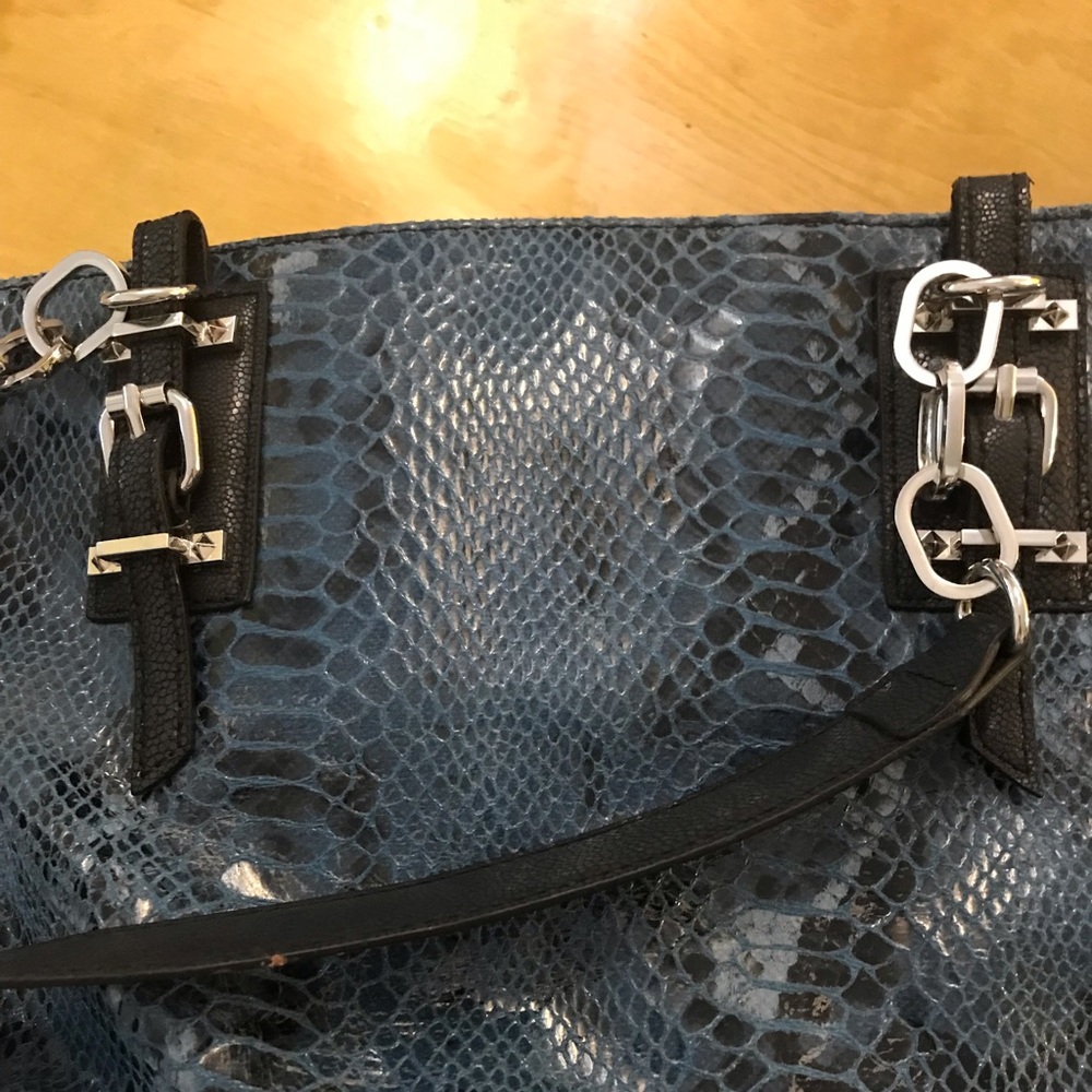 Simply Vera Vera Wang rich looking blue alligator design satchel shoulder bag